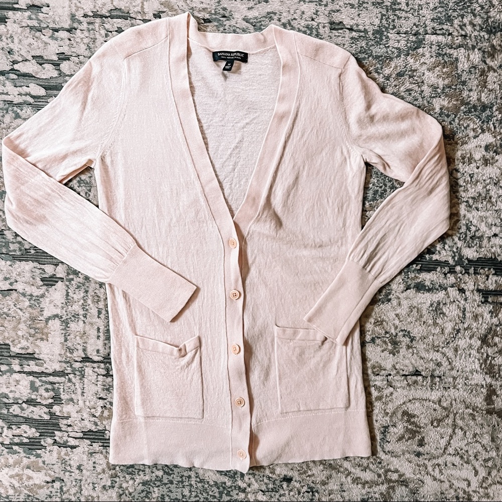 Banana Republic merino wool pale pink cardigan with pockets. Size medium
